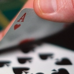 Математический анализ игры блэкджек в казино с картами и цифрами